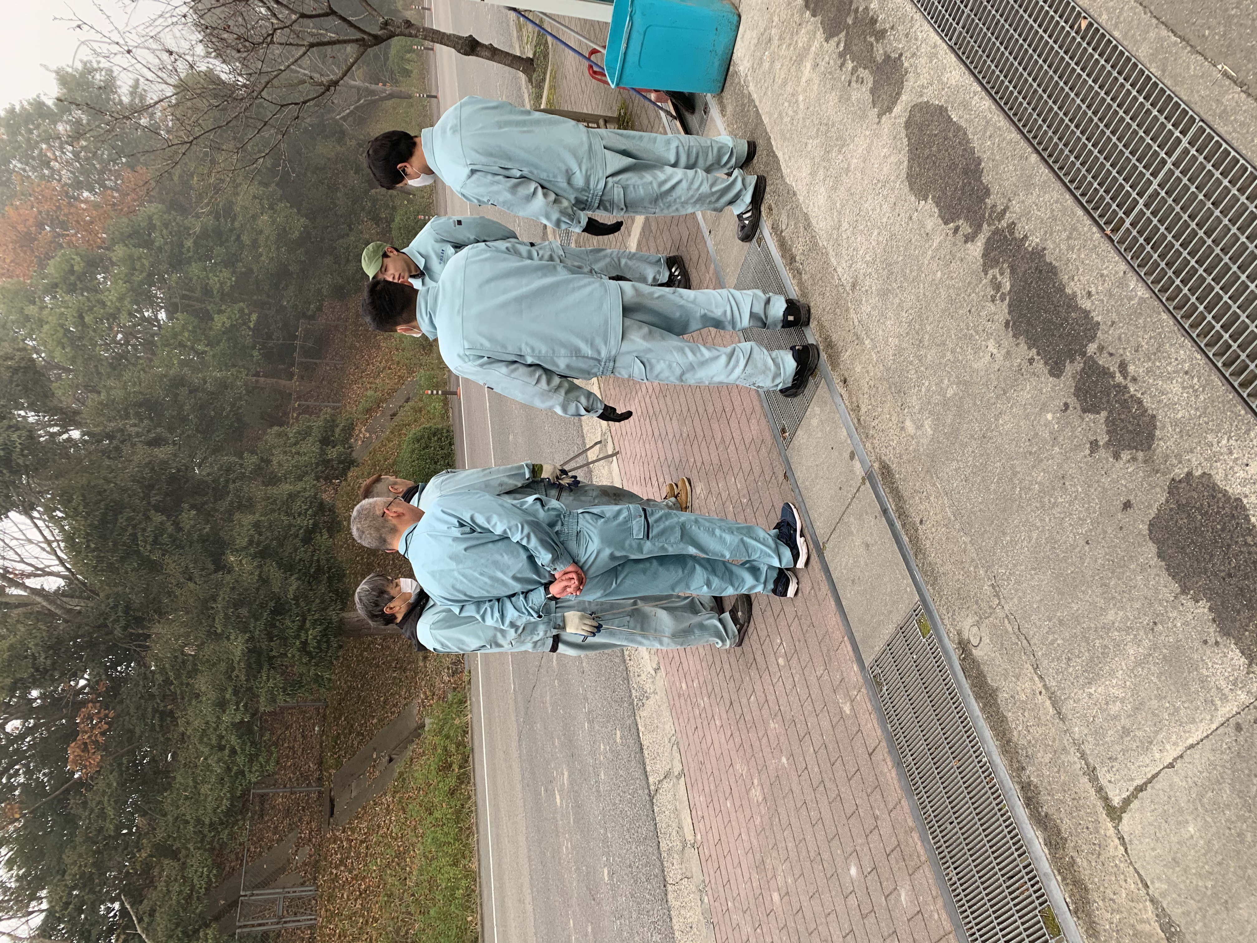 リサイクルセンター周辺の美化活動を行いました。