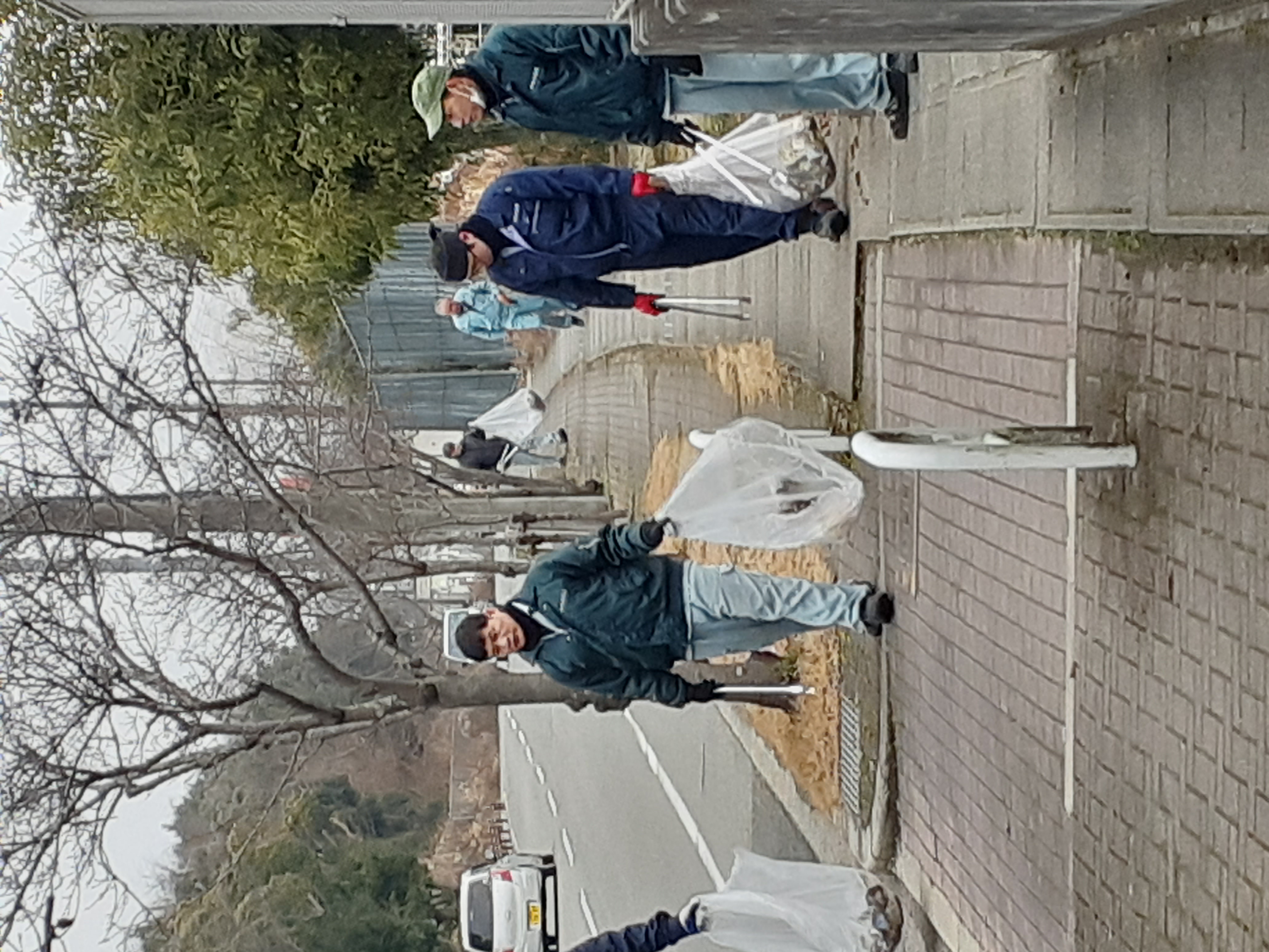 リサイクルセンター周辺の美化活動を行いました。