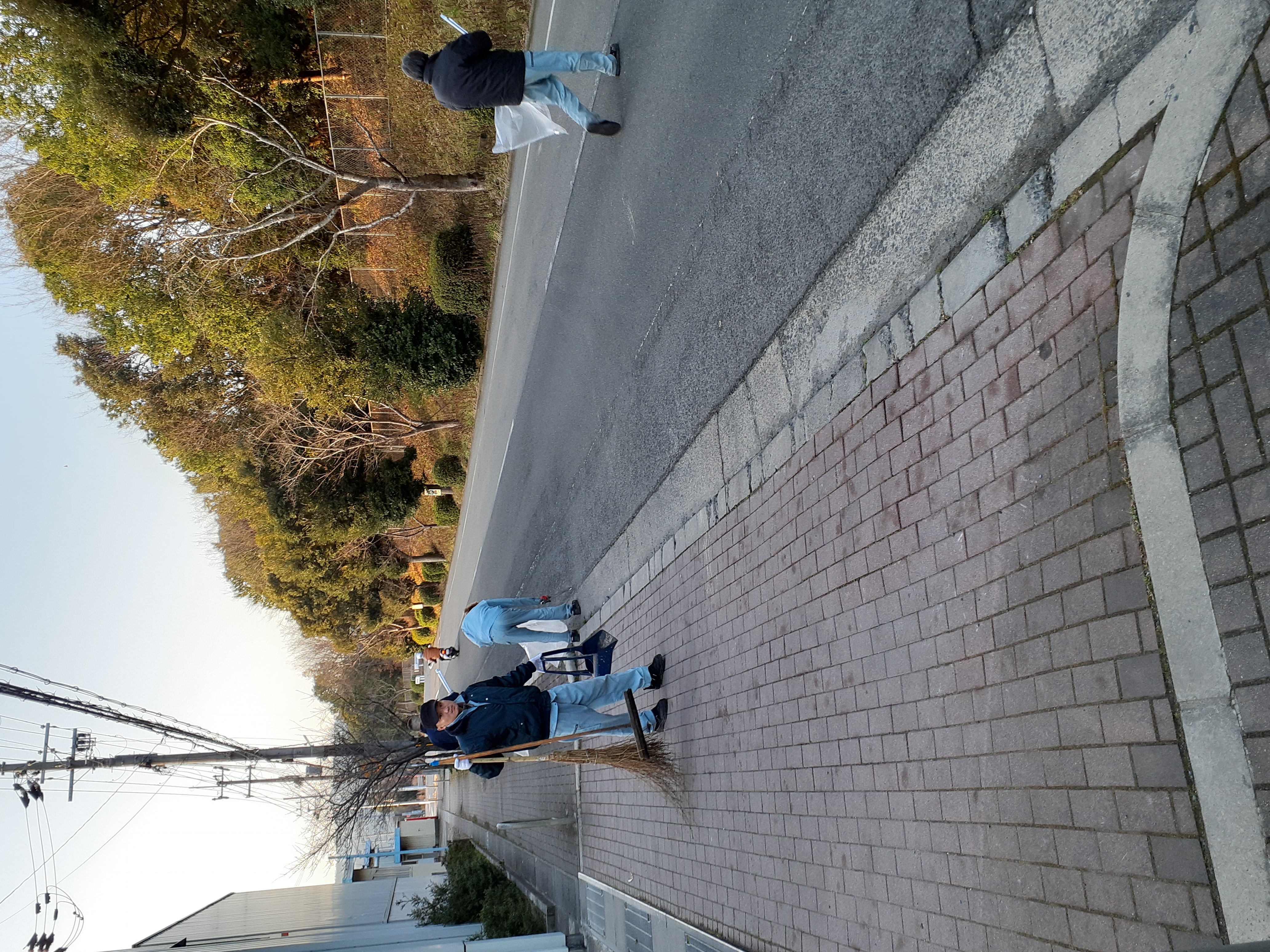 リサイクルセンター周辺の美化活動を行いました。